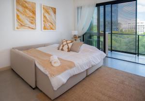 Spacious Unit with Gym Pool and Great Location