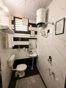 1Bhk AeroVibe Stay - Near Airport Rooftop Flights View