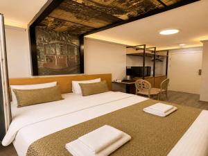 Dr-Manouchehr House Hotel
