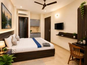 The White Casa Premium 1RK 201 Near Medanta Hospital