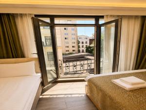 Dr-Manouchehr House Hotel