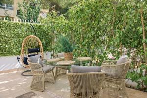 Costa Vouliagmeni On foot to the beach