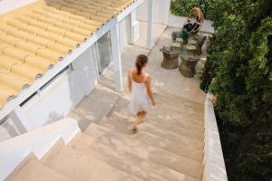 Costa Vouliagmeni On foot to the beach
