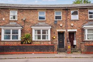 Private Garden Townhouse - 3 Bedrooms - 2 Bathrooms - Sleeps 7