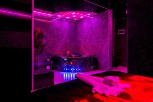 SECRET JACUZZl & LOVE