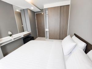 2 Bedroom with rooftop pool Sukhumvit BTS Nana