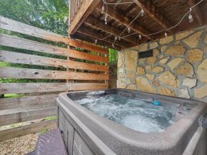 Little Bear Getaway: Hot Tub, Games, Grill, MORE!