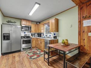 Little Bear Getaway: Hot Tub, Games, Grill, MORE!