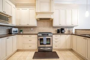 Beautiful Family Friendly 3BR House With Parking