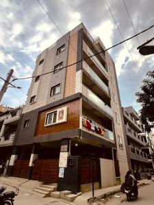 Modern 2BHK Hosa-Sarjapur Rd WiFi AC Kitchen