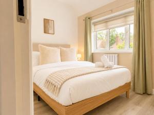 Perfect Booking 3 Bed Home with Garden & Sunroom