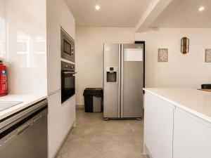 Perfect Booking 3 Bed Home with Garden & Sunroom