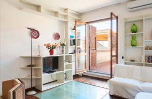 Sea-view apartment with pool