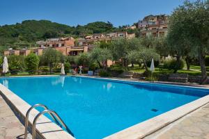 Sea-view apartment with pool