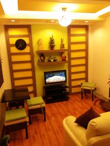 722 Metropolis Tower Unit 212