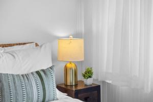 Walk to UT stadium and Downtown, Pool, Free Parking