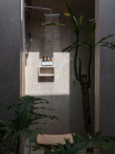 Villa Gill on the edge of the sea in Kamari with a dream view
