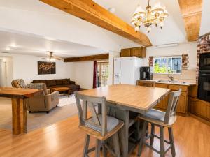 Barton Bungalow- Located in the desirable area of Big Bear, near Sugarloaf Park