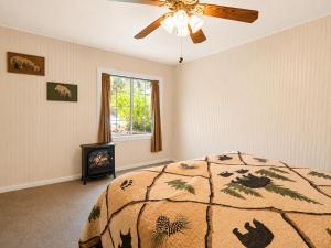 Barton Bungalow- Located in the desirable area of Big Bear, near Sugarloaf Park