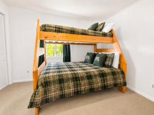 Barton Bungalow- Located in the desirable area of Big Bear, near Sugarloaf Park