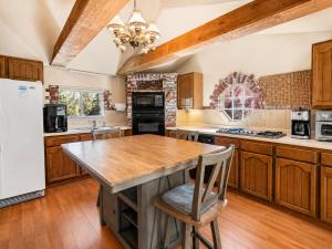 Barton Bungalow- Located in the desirable area of Big Bear, near Sugarloaf Park