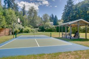 Bayfront PNW Lodge: Dock, Pickleball & Guest House