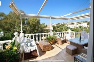 Large, elegant house near beach and amenities