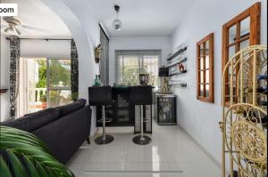 Large, elegant house near beach and amenities