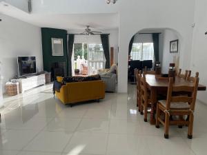 Large, elegant house near beach and amenities