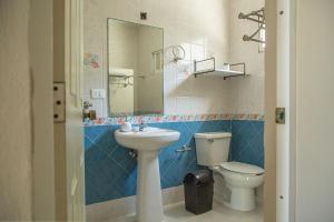 Suite para 5 personas, 3 camas, piscina, estacionamiento, desayuno y opción a rentar auto