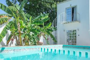 Suite para 5 personas, 3 camas, piscina, estacionamiento, desayuno y opción a rentar auto