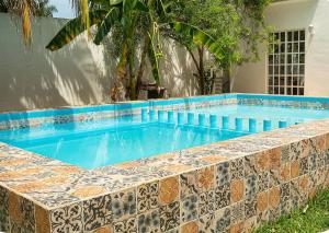 Suite para 5 personas, 3 camas, piscina, estacionamiento, desayuno y opción a rentar auto