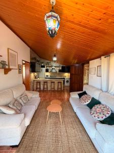 Casa Castaño - Chalet con patio y piscina de temporada