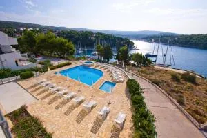 Apartment Milna - with Swimming Pool & Amazing Seaviews, above Bijaka Beach - Milna