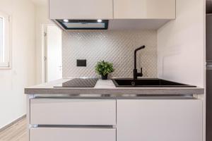 Lian 11 - Deluxe 1BR Apartment w Kitchen and Parking, BRAND NEW - Lungomare 3 min