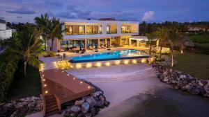 Oceanfront private beach & pickleball, daily housekeeping & cooking included