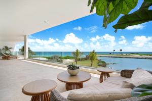Oceanfront private beach & pickleball, daily housekeeping & cooking included