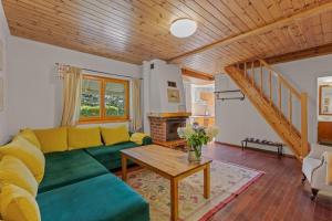 Comfortable holiday home with a fireplace, Bobolin