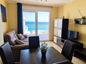 Peñíscola 1 línea Terraza con vistas al mar, piscina, aire acondicionado y parking