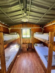 Casa quinta con pileta y río privado, ideal grupos a 60km de CABA