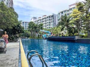 Thai-style extra-large water feature guesthouse with 2 bedrooms
