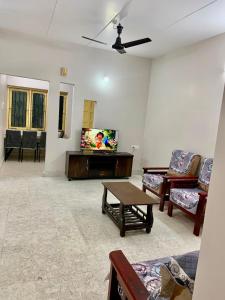 Comfortable Fully Furnished 2BHK House with 2ACs In City Center