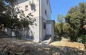 Beautiful Apartment In Kavran With Wifi