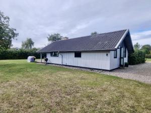 Ferienhaus-mit-Kamin-grossem-Garten-und-Strandnaehe