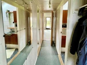 Ferienhaus-mit-Kamin-grossem-Garten-und-Strandnaehe