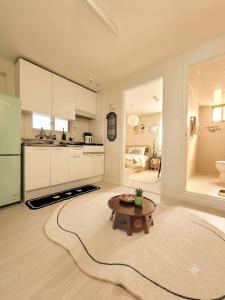NEW SALE! Romantic Studio 5m to Metro - Hongdae Myeong Jongno DDM