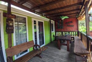 Wild West-style accommodation featuring 2 mobile homes and 2 huts