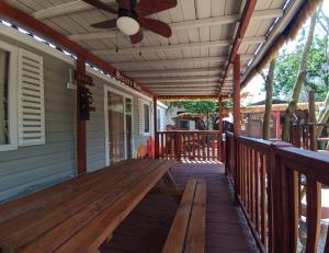Wild West-style accommodation featuring 2 mobile homes and 2 huts