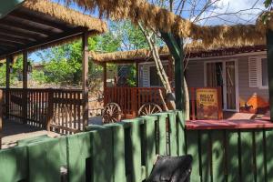 Wild West-style accommodation featuring 2 mobile homes and 2 huts