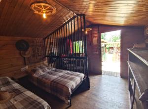 Wild West-style accommodation featuring 2 mobile homes and 2 huts